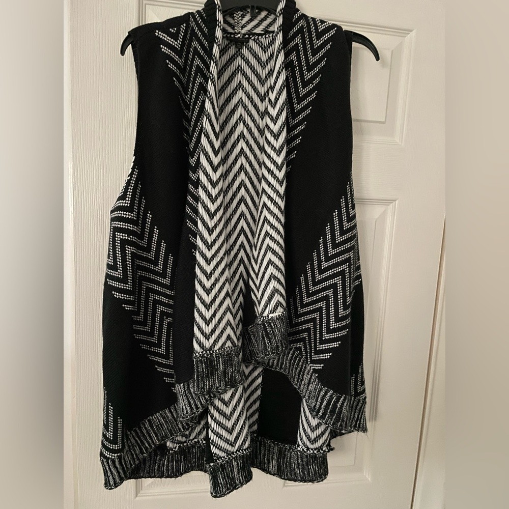 Coco + Carmen Monochrome Chevron Sweater Open Front Vest